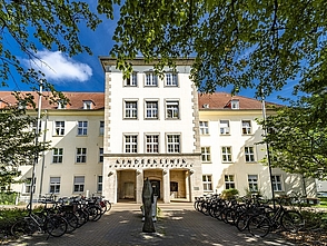 Au0enansicht der Kinderklinik Rostock mit blauem Himmel